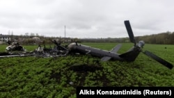 Уничтоженный российский вертолет на окраине села Малая Рогань Харьковской области, 20 апреля 2022 года