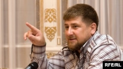 Președintele cecen Ramzan Kadyrov intervievat la Gudermes de corespondenții RFE/RL.