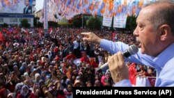 Ердоган на еден од своите предизборни митинзи