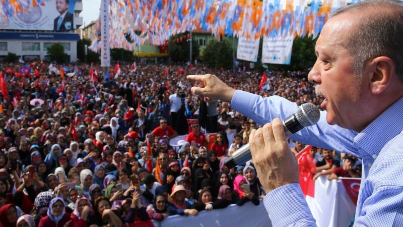 Ердоган предизборно вети народни кафулиња со бесплатни колачиња