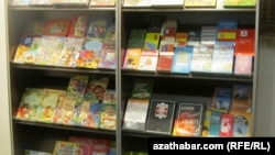 Daşary ýurt dillerini öwrenmek üçin niýetlenen rus kitaplary. Aşgabat