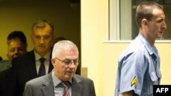 Jadranko Përliq (në mes) i dënuar nga Gjykata e Hagës