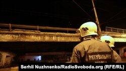 Після вчорашнього обвалу частини огорожі мосту в КМДА закликали столичних водіїв об'їжджати цю частину міста