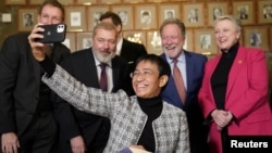 Лауреатка Нобелівської премії миру Марія Ресса фотографується з представниками Нобелівського комітету і Дмитром Муратовим, який також отримав премію, 9 грудня 2021 року