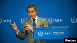 گروسی پس از سخنرانی در شورای حکام، در یک نشست خبری گفت: «تماس‌های پراکنده‌ای با وزیر خارجه [ایران] و دیگران دارم، اما عملاً کانال ارتباطی قطع شده است»