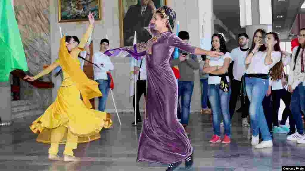 Нәүрүздә катнашкан төрки һәм фарсы халыклары яшьләре