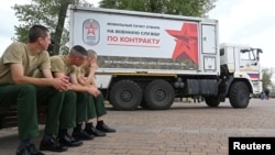 Yeni çağırışçılar Rostovda hərbi xidmət üçün səyyar çağırış məntəqəsinin yaxınlığında oturublar.