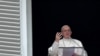 Папа Рымскі Францішак выступае з гаўбца на плошчы Сьвятога Пятра.