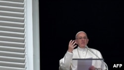 Папа Рымскі Францішак выступае з гаўбца на плошчы Сьвятога Пятра.