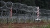 A Lengyelország és Belarusz közötti szögesdrót kerítés Nomiki település közelében 2021. augusztus 26-án