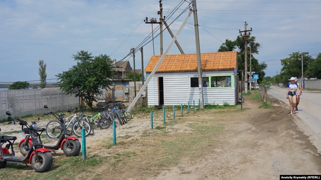 От центра села до пляжной зоны &ndash; больше километра, поэтому среди курортников востребованы велосипеды на прокат.