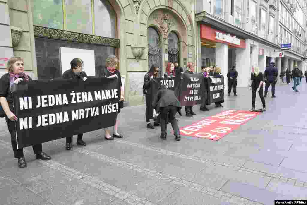 &bdquo;U Srbiji je u proteklih 10 godina, do danas, najmanje 340 žena namerno ubijeno od strane partnera ili člana porodice, ljudi (ili muškaraca) kojima su verovale i koji su im govorili da ih vole. Više od četvrtine žena pozivalo je u pomoć institucije, ali njihovi životi nisu spašeni&ldquo;, kažu iz Autonomnog ženskog centra.