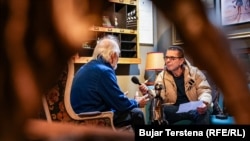 Isa Qosja intervistohet nga gazetari i Radios Evropa e Lirë, Bekim Bislimi.