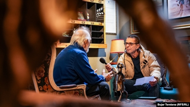 Isa Qosja intervistohet nga gazetari i Radios Evropa e Lirë, Bekim Bislimi.