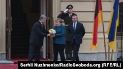 Президент України Петро Порошенко та канцлер Німеччини Ангела Меркель зустрічаються в Києві 1 листопада 2018 року