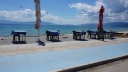 14.15 часа следобяд в петък - масите на крайбрежно гръцко ресторантче са на два метра една от друга в очакване на туристи