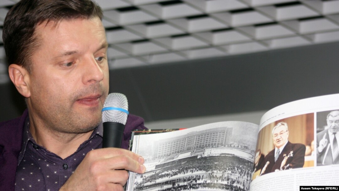 Журналист Леонид Парфенов показывает страницы в своей книге, которые посвящены Декабрьским событиям в Алматы в 1986 году. Алматы, 4 марта 2010 года.
