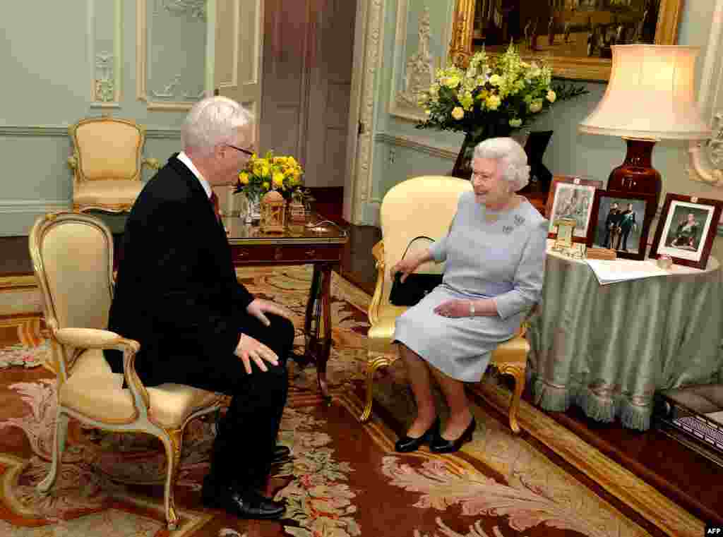 Velika Britanija - Kraljica Elizabeta II susrela se sa hrvatskim predsjednikom Ivom Josipovićem, London, 22. maj 2013. Foto: AFP / John Stillwell