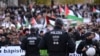 Polițiști scrutează mulțimea la „Marșul pentru Palestina” ținut pe 28 octombrie în orașul Dortmund, din vestul Germaniei. ( Foto: Ina FASSBENDER / AFP)