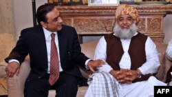 د جمعيت علما اسلام مشر مولانا فضل الرحمان او د پيپلز ګوند مشر آصف زرداري د حکومت خلاف خلاف د نورو ګوندونو د يو ځای کولو کوښښ کوي