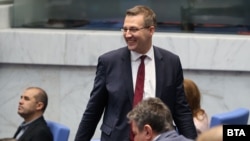 Deputatul bulgar Stanislav Anastasov de la DPS-Peevski, care se află printre autorii amendamentelor, în timpul sesiunii de vineri, 5 noiembrie 2025.