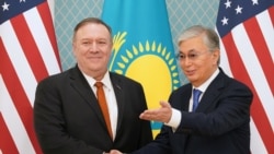 Госсекретарь США Майк Помпео (слева) и президент Казахстана Касым-Жомарт Токаев. Нур-Султан, 2 февраля 2020 года.