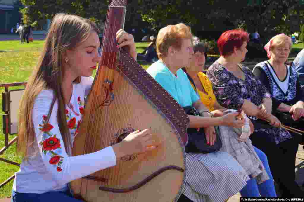 Вуличні музиканти грали для дніпрян