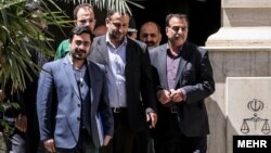 سعید مرتضوی پس از حضور در یکی از جلسات دادگاه به عنوان متهم، در کنار محافظان خود، ۲۰۱۵