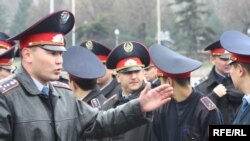 Казак полициясы Алматы шаарындагы митингге байкоо салууда. 11-апрель 2010.