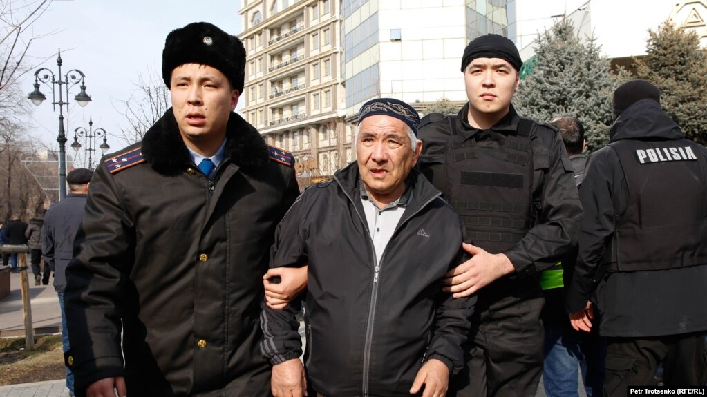 Билікке қарсылық шеруі өтеді деп жариялаған алаңға келген адамды полиция әкетіп бара жатқан сәт. Алматы, 22 ақпан 2020 жыл.