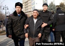Полицейские задерживают мужчину во время митинга. Алматы, 22 февраля 2020 года.