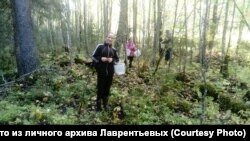 Анжела и Лина с папой в лесу
