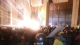 Протестующие штурмуют Украинский дом в Киеве, где располагался спецназ. 