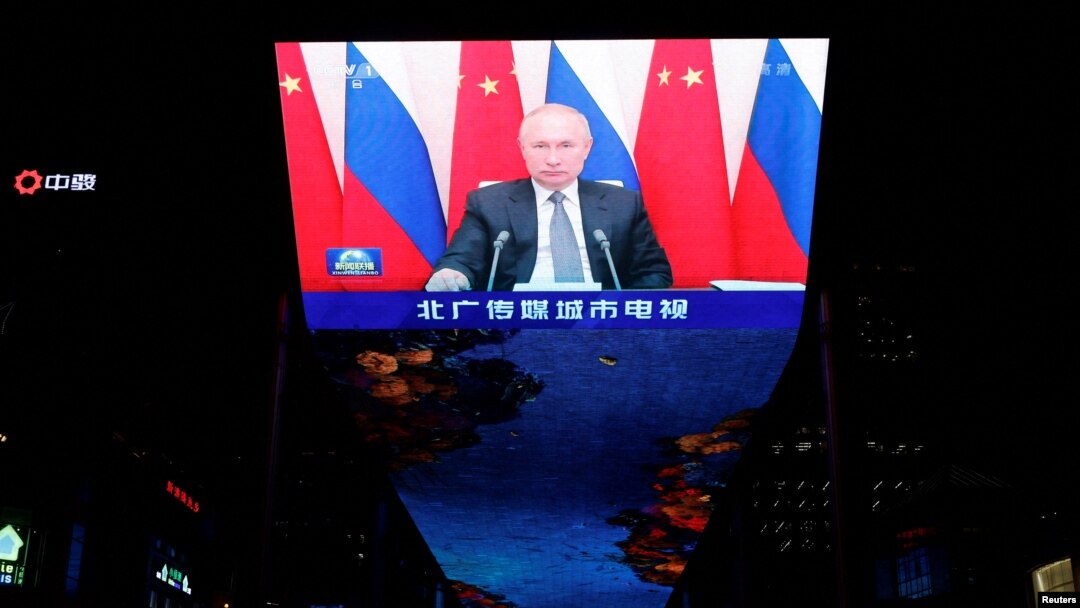 Bunele relații dintre Rusia și China au culminat în 4 februarie 2022, când cele două țări au semnat o declarație comună pentru o „nouă eră” în relațiile internaționale globale. Acum, China îndeamnă la „cumpătare” în criza ucraineană.(Imagine din 2021 dintr-un mall din Beijing).