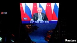 Bunele relații dintre Rusia și China au culminat în 4 februarie 2022, când cele două țări au semnat o declarație comună pentru o „nouă eră” în relațiile internaționale globale. Acum, China îndeamnă la „cumpătare” în criza ucraineană.(Imagine din 2021 dintr-un mall din Beijing).