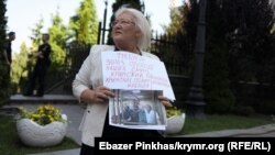 Диляра Абдуллаева на одиночном пикете под Офисом президента в Киеве, 28 июля 2021 года