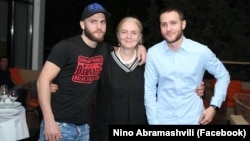 ნინო აბრამაშვილი შვილებთან, დავით და გიორგი ფეიქრიშვილებთან ერთად. ფოტო პირადი არქივიდან