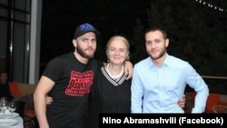 ნინო აბრამიშვილი შვილებთან, დავით და გიორგი ფეიქრიშვილებთან ერთად. ფოტო პირადი არქივიდან