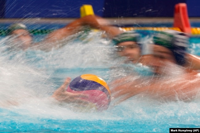 Lojtarët e ekipeve të Hungarisë dhe Japonisë në water polo, në Tokio këtë vit.