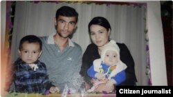Аброр Хидиров с женой и детьми.