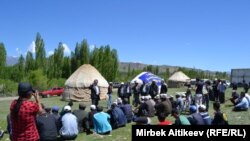 Талас районунун акими Байрак Сейдибалиев митингчилердин алдында, 15-май, 2013.