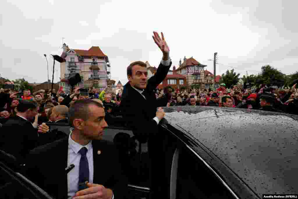 Emmanuel Macron tərəfdarlarını salamlayır