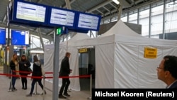 Люди голосують на консультативному референдумі щодо асоціації України з Європейським Союзом у тимчасовій виборчій дільниці на Центральному вокзалі в Утрехті, Нідерланди, 6 квітня 2016 року.
