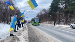 З прапорами та сльозами на очах люди зустрічають звільнених з полону українських захисників
