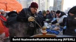 Ілюстраційне фото. Волонтери міжнародної організації World Central Kitchen годують киян гарячими стравами під час масштабних відключень світла в столиці України, січень 2026 року
