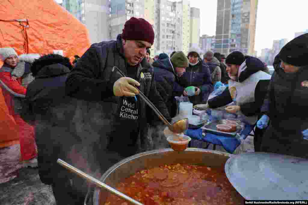 У Києві організація безкоштовно годує усіх охочих гарячими стравами на понад 40 локаціях 