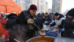 Гаряча їжа для киян. Російська армія цілеспрямованими ударами зруйнувала енергетичну інфраструктуру столиці України. У морози. Тисячі помешкань залишилися у морози без тепла і світла. Січень 2026 року