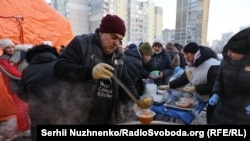 З'їсти гарячої страви та зігрітися: у Києві розгорнули «бограч-станції» (фоторепортаж)