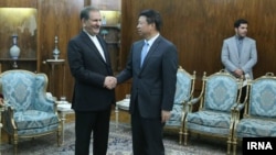 اسحاق جهانگیری (چپ) همچنین از سونگ تائو خواسته است که چین از ایران گاز وارد کند.