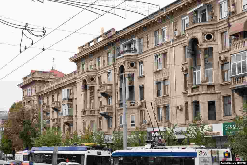 O clădire de pe bulevardrul Ștefan cel Mare din capitală, în prezent și în anii 70 ai secolului trecut.